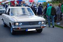 Fiat 130 Limousine, gebaut von 1969 bis 1976. Von dieser Oberklassenlimousine produzierte Fiat ca. 15.000 Einheiten. Die Motorisierung besorgte ein V6-Motor mit anfänglich 2866 cm³ Hubraum und 140 PS. Ab 1971 kam ein auf 3.238 cm³ Hubraum vergrößerter Motor mit einer Leistung 165 PS zum Einsatz. In Deutschland verkaufte sich dieses Modell nicht sehr gut. Oldtimertreffen im Hafen von Büsum im September 2019.
