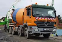 =MB Actros als Fahrmischer von NAUMANN-Beton steht zur Entladung auf einer Baustelle in Petersberg-Marbach, 11-2019