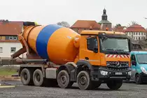 =MB Actros als Fahrmischer steht zur Entladung auf einer Baustelle in Petersberg-Marbach, 11-2019