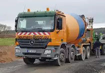 =MB Actros als Fahrmischer von NAUMANN-Beton steht zur Entladung auf einer Baustelle in Petersberg-Marbach, 11-2019
