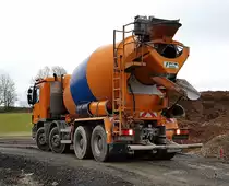=MB Actros als Fahrmischer von NAUMANN-Beton steht zur Entladung auf einer Baustelle in Petersberg-Marbach, 11-2019