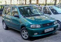 Grüner Mazda Demio, fotografiert in Budapest (Ungarn), September, 2019.