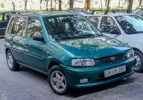 Grüner Mazda Demio, fotografiert in Budapest (Ungarn), September, 2019.