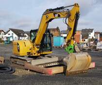 =CAT 308 E der Firma WEIDER steht auf einer Baustelle in Petersberg-Marbach, 03-2020