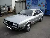 VW Typ 53, uns besser bekannt als Scirocco, wie er in den Jahren 1974 bis 1977 gebaut wurde. Das von Giorgio Giugiaro gezeichnete Coupe ist die Coupeversion des VW-Golf 1 und wurde 1974 vorgestellt. Montiert wurde das Modell bei Karmann in Osnabrück. Der abgelichtete Scirocco wurde in der Ausstattungsvariante TS ausgeliefert. Der Vierzylinderreihenmotor hat einen Hubraum von 1588 cm³ und leistet 85 PS. Mit dieser Motorleistung erreicht das Coupe ein Höchstgeschwindigkeit von 172 km/h. Oldtimertreffen des Oldtimerclub Moers beim Autohaus Pannenbecker im September 2016.