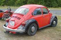 =VW Käfer steht auf dem Austellungsgelände beim Oldtimertreffen in Ostheim, 07-2019