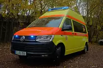 Krankentransportwagen auf Volkswagen T6 mit  Hornis Alpin  Aufbau von Ambulanz Mobile Schönebeck des Rettungszweckverband Chemnitz-Erzgebirge. Besetzt ist das Fahrzeug vom Arbeiter-Samariterbund und ist auf der Feuer- und Rettungswache 1 stationiert. Fotografiert am 09. November 2019 bei einem Fotoshooting