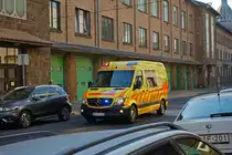 Rettungswagen 52 des staatlichen Rettungsdienst OMSZ auf Mercedes-Benz Sprinter mit Aufbau von Profile. Das Fahrzeug des Typs KIM (Kiemelt mentőegység) ist ein erweitertes Basisfahrzeug, ähnlich eines RTW, und ist im Stadtteil Kispest stationiert. Fotografiert wurde es auf Einsatzfahrt vor der Feuerwache Jószefváros am 26. Oktober 2019.