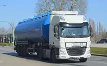 Polnischer Sattelzug mit Tankauflieger und DAF CF 440 EURO 5 Zugmaschine am 23.03.20 Brandenburg Hbf.