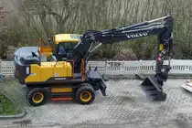 Volvo EW 180 E am 7.2.2020 bei Straßenbauarbeiten in HH-Billstedt / Mobilbagger, Motor: Volvo D6J, Leistung 126 kW (175 PS), max. 35 km/h /