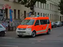 Einsatzleitwagen 1/A-Dienst/20 auf Volkswagen T5 der Berufsfeuerwehr Leipzig. Stationiert ist das Fahrzeug auf der Feuerwache West und wurde am 07. August 2019 beim Ausrücken in Leipzig fotografiert.