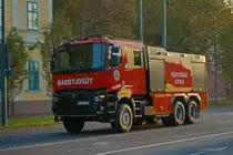 Tanklöschfahrzeug TLF8000  Víz-1  der Berufsfeuerwehr Gyula auf Renault K-Serie. Das  Vízszállító  (Wassertransport) ist ein ungarisches (Groß-)Tanklöschfahrzeug aus bundeseinheitlicher Katastrophenschutz-Beschaffung aus dem Jahr 2018-2019, aufgebaut werden die Fahrzeuge vom in Ungarn vorherrschenden Aufbauer  Heros . 