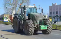 Ein FENDT 930 Vario Traktor mit Streutrichter am Heck am 23.03.20 Brandenburg Hbf.