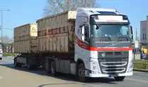 Die Firma Gebr. Meyer GmbH mit einem VOLVO FH 460 EURO 5 Abrollkipper + Hänger (Holzspäne) am 23.03.20 Brandenburg Hbf.