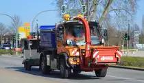 Moderner MB UNIMOG U527 mit Frontaufsatz (Mähmaschine) einer Straßenmeisterei aus Brandenburg am 23.03.20 Brandenburg Hbf.