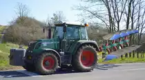 Ein FENDT 312 Vario TMS Traktor mit einem Heckpflug als Geräteaufsatz am 25.03.20 Bf. Wellen (Magdeburg).