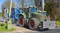 Ein FENDT 936 Vario Traktor mit Hänger am 25.03.20 Bf. Wellen (Magdeburg).  