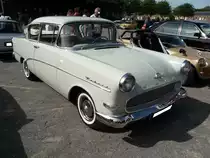Opel Rekord P1 als zweitürige Limousine, gebaut von 1957 bis 1960. Während seiner 35-monatigen Produktionszeit, baute Opel 384.692 Limousinen, 109.282 CarAvan und 15.136 Kastenlieferwagen dieses Typs. Motorisiert war der P1 mit einem Vierzylinderreihenmotor mit einer Leistung von 45 PS aus einem Hubraum von 1488 cm³. Gegen einen Aufpreis von DM 75,00, konnte man einen 1.7l Motor mit 55 PS ordern. Da der P1 auch in die USA exportiert, und dort über das Buick-Händlernetz angeboten wurde, erhielt er im Volksmund den Spitznamen  Bauern-Buick . Der gezeigte P1 stammt aus dem letzten Produktionsjahr 1960. Oldtimertreffen Nordsternpark/Gelsenkirchen im Juni 2019.