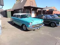 Chevrolet Series 2400C Bel Air Nomad Wagon des Modelljahres 1957. Von diesem sechssitzigen, dreitürigen Kombimodell verkaufte Chevrolet im Modelljahr 1957 6103 Fahrzeuge zu einem Preis ab US$ 2757,00. Am vergoldeten V-Emblem auf der Motorhaube kann man erkennen, dass dieser Chevrolet mit einem V8-Motor bestückt ist. Dieser hat einen Hubraum von 4.635 cm³ und war in sechs Leistungsvarianten lieferbar. Oldtimertreffen Büsum im September 2019.
