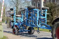 Für den Straßentransport zusammengeklapptes landwirtschaftliches Bodenbearbeitungsgerät, Bezeichnung Unkrauthackmaschine? zum Boden auflockern oberflächlich und mähen/abschneiden von kurzem Gewächs (Unkraut) oder so ähnlich am 25.03.20 Bf. Wellen (Magdeburg).