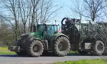 Ein FENDT 936 Vario Tranktor mit KAWECO Güllewagen am Haken am 25.03.20 Bf. Wellen (Magdeburg).