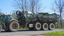 Ein ziemlich großer Güllewagen mit Spritztrichtern zum Ausklappen vom Hersteller KAWECO als Hänger an einem FENDT 936 Vario Traktor am 25.03.20 Bf. Wellen (Magdeburg). Es stank zum Himmel beim Vorbeifahren. Diese Nitratschleudern sind es die unseren Landwirten nun endlich strengere gesetzliche Auflagen bescheren. Als Berliner konnte ich bei der großen Bauerndemo in unserer Stadt ja schon den wahrlich großen und sehr modernen Fuhrpark unserer Landwirte aus ganz Deutschland bewundern, Jammern und zetern auf sehr hohem Niveau wie ich finde wenn man sich die Preise der Gerätschaften mal so anschaut.