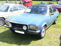 Opel Commodore B Limousine GS 2800HC, gebaut von 1973 bis 1977. Vorgestellt wurde der Commodore B auf dem Genfer Salon des Jahres 1972. Der Käufer konnte zwischen einer viertürige Limousine und einem zweitürigen Coupe wählen. Bis zum Ende der Produktionszeit verkaufte Opel 140.827 Commodore B, nämlich 98.548 Limousinen und 42.279 Coupe. Der Sechszylinderreihenmotor hat einen Hubraum von 2784 cm³ und leistet 142 PS. Nach den Werksferien 1975 reduzierte sich die Leistung auf 140 PS. Oldtimertreffen Zeche Hannover/Bochum im Juli 2016.