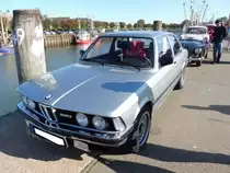 BMW E21 320, gebaut von 1975 bis 1982. Bis zu den Werksferien 1977 wurde der 320 von einem Vierzylinderreihenmotor angetrieben. Dieser leistete 109 PS aus einem Hubraum von 1977 cm³. Danach wurde ein Sechszylinderreihenmotor mit einem Hubraum von 1990 cm³ und 122 PS verbaut. Dieser E21 ist im Farbton polarissilbermetallic lackiert. Oldtimertreffen Büsum im September 2019.