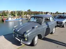 Lloyd 600 Alexander Limousine, gebaut von 1957 bis 1961 in Bremen. Mit dem Lloyd 600 erfolgte bei den Lloyd-Werken der Übergang vom Zweitaktmotor zum Viertaktmotor. Der Zweizylinderreihenmotor leistet 19 PS aus einem Hubraum von 596 cm³. Bei seiner Markteinführung kostete ein solcher Lloyd 600 Alexander DM 3680,00. Oldtimertreffen Büsum im September 2019.