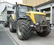 =JCB Fastrac 7270 steht zur Getreideanlieferung auf dem Betriebshof der Raiffeisen-Warenzentrale in Hünfeld, 08-2019