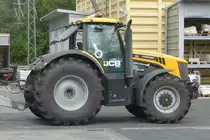 =JCB Fastrac 7270 steht zur Getreideanlieferung auf dem Betriebshof der Raiffeisen-Warenzentrale in Hünfeld, 08-2019