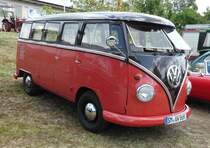 =VW T 1 steht auf dem Austellungsgelände beim Oldtimertreffen in Ostheim, 07-2019