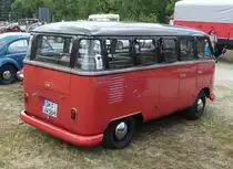 =VW T 1 steht auf dem Austellungsgelände beim Oldtimertreffen in Ostheim, 07-2019