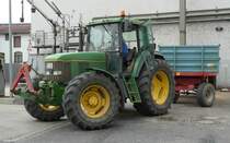 =John Deere 6800 steht zur Getreideanlieferung auf dem Betriebshof der Raiffeisen-Warenzentrale in Hünfeld, 08-2019