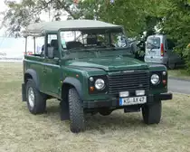 =Land Rover Defender steht auf dem Austellungsgelände beim Oldtimertreffen in Ostheim, 07-2019