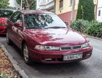 Mazda 626 importiert als Gebrauchtwagen aus Österreich vor fast 30 Jahren. Foto: Pécs (Ungarn) Oktober, 2019.