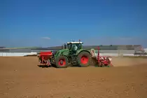 Fendt Vario 939 mit Kverneland Optima Einzelkornsaatmaschine am 04.04.20 bei Limeshain in der Wetterau