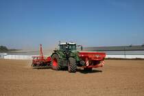 Fendt Vario 939 mit Kverneland Optima Einzelkornsaatmaschine am 04.04.20 bei Limeshain in der Wetterau