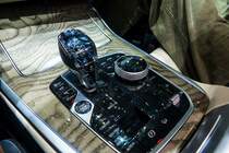 Kardanbox eines BMW X7. EInige Dekorationen sind Bleiglas. Foto: Autosalon Genf, 2019.