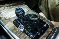 Kardanbox eines BMW X7. EInige Dekorationen sind Bleiglas. Foto: Autosalon Genf, 2019.