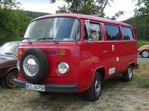 =VW T 2 steht auf dem Austellungsgelände beim Oldtimertreffen in Ostheim, 07-2019