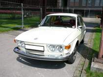 VW Typ 4 412 LS, gebaut in den Jahren 1973 bis 1974. Als Typ 4 411 kam das Modell bereits 1968 auf den Markt. Das Auto wurde im Volksmund auch  Nasenbär  genannt und war als zwei- oder viertürige Limousine, sowie als Kombimodell Variant lieferbar. Eine solche viertürige Limousine war ab einem Kaufpreis von DM 10.030,00 zu haben. Der im Heck verbaute Vierzylinderflachboxermotor leistet 85 PS aus einem Hubraum von 1795 cm³. Oldtimertreffen Kokerei Zollverein/Essen im Herbst 2015. 