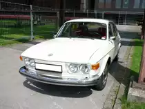 VW Typ 4 412 LS, gebaut in den Jahren 1973 bis 1974. Als Typ 4 411 kam das Modell bereits 1968 auf den Markt. Das Auto wurde im Volksmund auch  Nasenbär  genannt und war als zwei- oder viertürige Limousine, sowie als Kombimodell Variant lieferbar. Eine solche viertürige Limousine war ab einem Kaufpreis von DM 10.030,00 zu haben. Der im Heck verbaute Vierzylinderflachboxermotor leistet 85 PS aus einem Hubraum von 1795 cm³. Oldtimertreffen Kokerei Zollverein/Essen im Herbst 2015. 