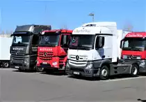 Am 05.04.2020 bot sich bei einem Autohändler in Weiden die Gelegenheit zu einem Vergleichsfoto unterschiedlicher Mercedes-Lkw-Modelle. Zwei Actros und ein Arocs in der Mitte