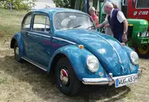 =VW Käfer steht auf dem Austellungsgelände beim Oldtimertreffen in Ostheim, 07-2019