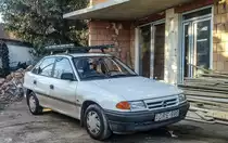Opel Astra F Sedan bei einer Baustelle in Pécs, Ungarn am 20.02.2020