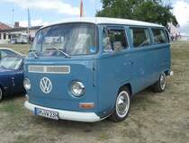 =VW T2 steht auf dem Austellungsgelände beim Oldtimertreffen in Ostheim, 07-2019