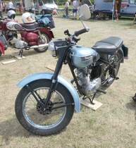 =Triumph steht auf dem Austellungsgelände beim Oldtimertreffen in Ostheim, 07-2019