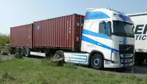 =Volvo FH-Hängerzug der Spedition WIECK steht auf einem Rastplatz an der A 45, 8-2019