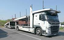 =Volvo FM-Autotransporter von AMETAS JSC steht auf einem Rastplatz an der A 45, 8-2019